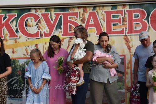 В Аксубаеве чествовали семьи долгожителей, с малышами, успешные в культуре и спорте