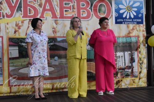 В Аксубаеве чествовали семьи долгожителей, с малышами, успешные в культуре и спорте