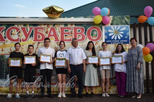 В Аксубаеве чествовали семьи долгожителей, с малышами, успешные в культуре и спорте