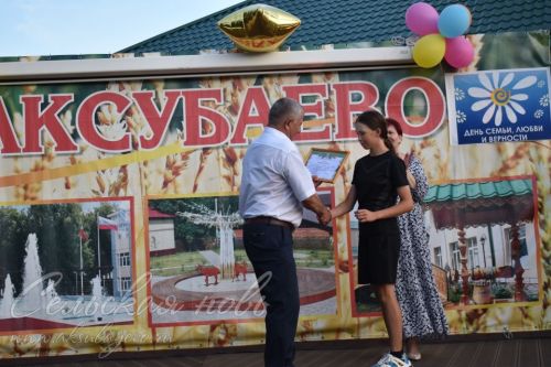 В Аксубаеве чествовали семьи долгожителей, с малышами, успешные в культуре и спорте