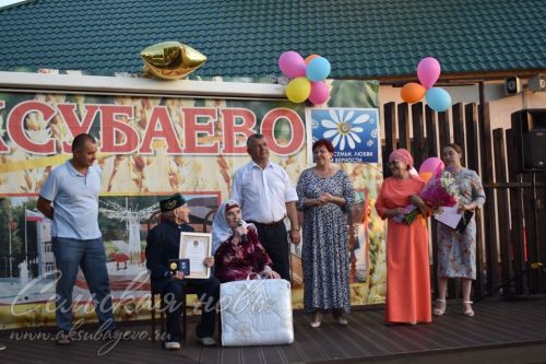 В Аксубаеве чествовали семьи долгожителей, с малышами, успешные в культуре и спорте
