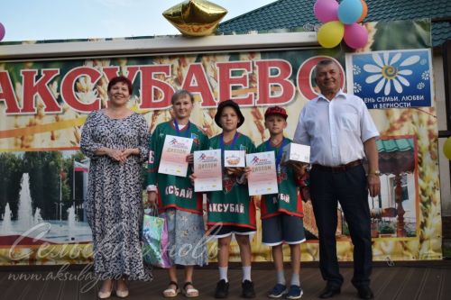 В Аксубаеве чествовали семьи долгожителей, с малышами, успешные в культуре и спорте