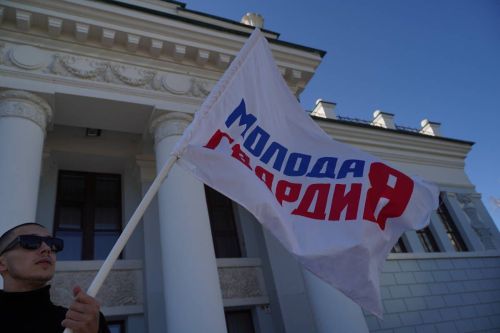 Молодогвардейцы Татарстана провели флешмоб в честь Дня воссоединения новых регионов с Россией