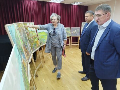 В Аксубаеве презентовали картины о Шугурове