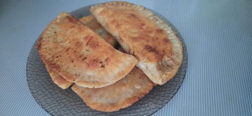 Всегда получаются очень вкусными: рецепт чебуреков, в которых много начинки