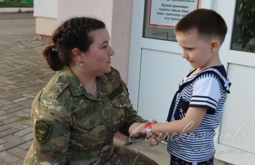 На избирательном участке в Аксубаеве проголосовала военная медсестра
