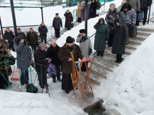 Стоит ли окунаться в прорубь в Крещенскую ночь?