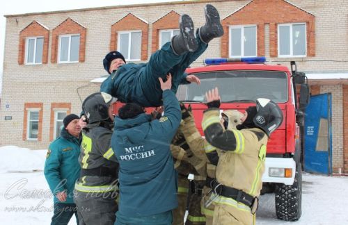 Фонтан из брандспойтов и звуки сирен: в Аксубаевском районе проводили на пенсию сотрудников пожарной части