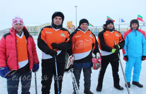 В Аксубаеве на Рождество играли в хоккей в валенках