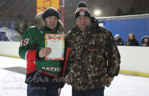 В Аксубаеве на Рождество играли в хоккей в валенках