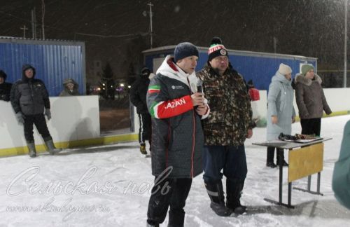 В Аксубаеве на Рождество играли в хоккей в валенках