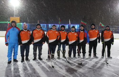 В Аксубаеве на Рождество играли в хоккей в валенках