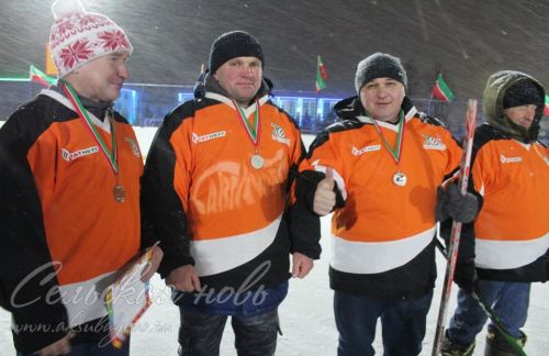 В Аксубаеве на Рождество играли в хоккей в валенках