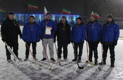 В Аксубаеве на Рождество играли в хоккей в валенках