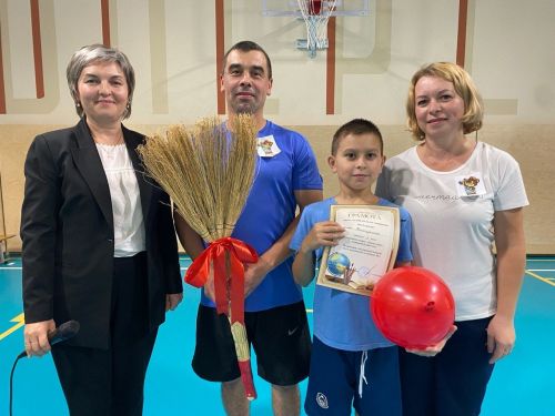 Аксубай 1 нче мәктәбендә Әти көне уңаеннан гаилә эстафетасы узды