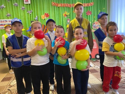 ЮИД Аксубаевской школы №1 научили дошколят правилам дорожного движения