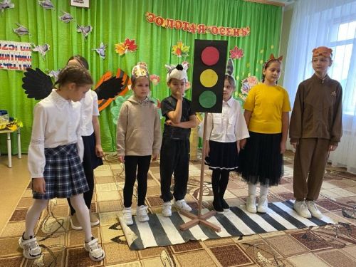 Аксубай 1нче мәктәбенең яшь юл хәрәкәте инспекторлары бакча яшендәге балаларны юл хәрәкәте кагыйдәләренә өйрәтте