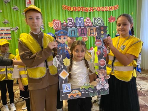 Аксубай 1нче мәктәбенең яшь юл хәрәкәте инспекторлары бакча яшендәге балаларны юл хәрәкәте кагыйдәләренә өйрәтте