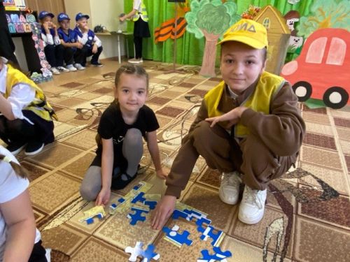 Аксубай 1нче мәктәбенең яшь юл хәрәкәте инспекторлары бакча яшендәге балаларны юл хәрәкәте кагыйдәләренә өйрәтте
