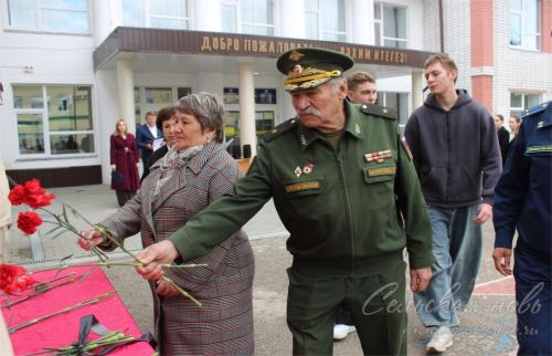В Аксубаеве открыли мемориальную доску в память о Ниязе Хасанове
