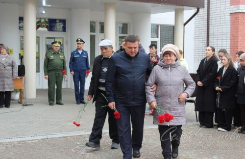 В Аксубаеве открыли мемориальную доску в память о Ниязе Хасанове