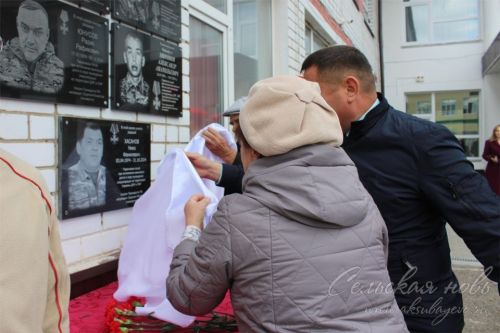 В Аксубаеве открыли мемориальную доску в память о Ниязе Хасанове