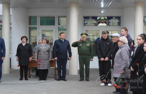 В Аксубаеве открыли мемориальную доску в память о Ниязе Хасанове