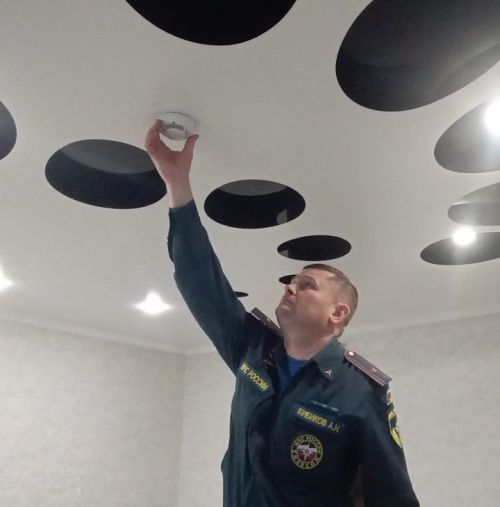 В домовладениях аксубаевских многодетных и одиноких граждан установили пожарные извещатели