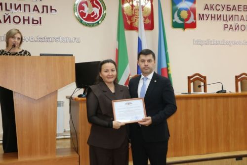 Аксубай мәдәният хезмәткәрләре ишегалларында бәйрәмнәр оештырган өчен бүләкләр алдылар
