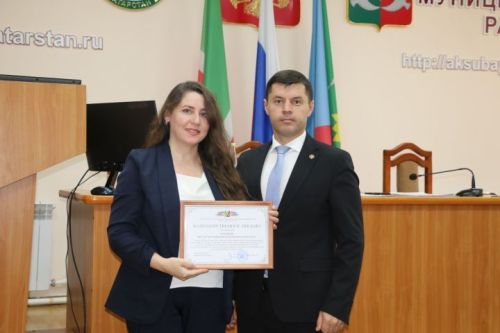 Аксубай мәдәният хезмәткәрләре ишегалларында бәйрәмнәр оештырган өчен бүләкләр алдылар