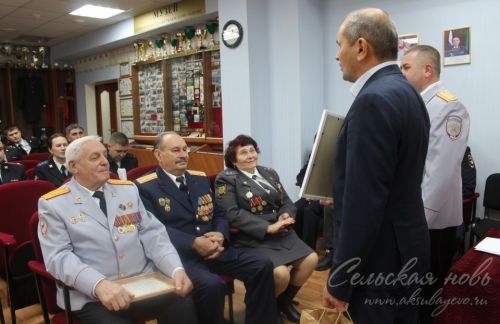 Аксубай хокук саклаучыларын һөнәри бәйрәм белән котладылар