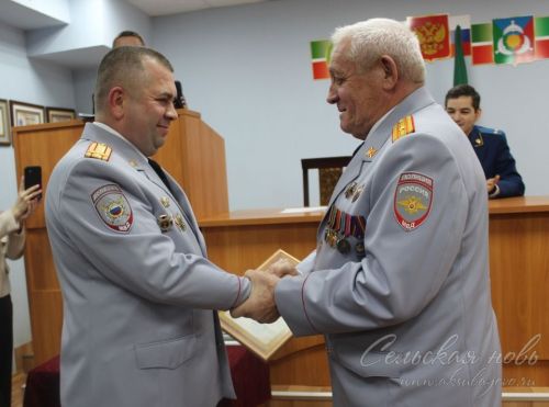 Аксубай хокук саклаучыларын һөнәри бәйрәм белән котладылар