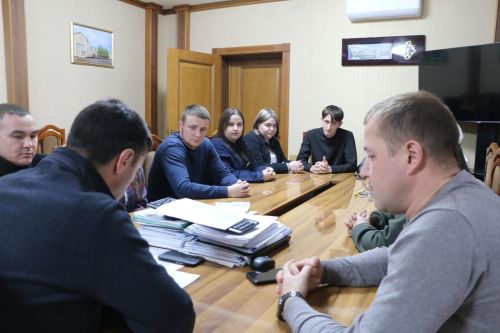 Аксубай районы башлыгы АПКның яшь хезмәткәрләре белән очрашты