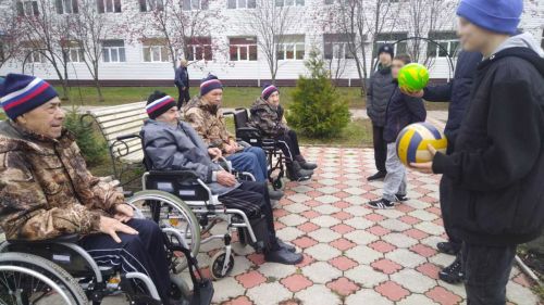 Аксубаевские школьники помогли совершить прогулку одиноким инвалидам