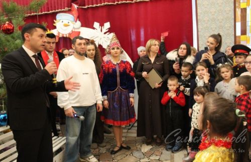 Аксубайда СВО геройлары балалары өчен яңа ел әкияте: Татарстан Республикасы Рәисе, район башлыгы һәм Фирдүс Тямаев бүләкләре