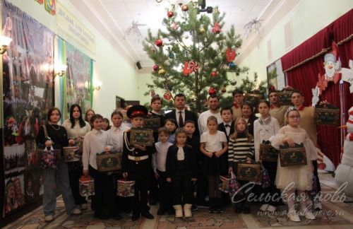 Аксубайда СВО геройлары балалары өчен яңа ел әкияте: Татарстан Республикасы Рәисе, район башлыгы һәм Фирдүс Тямаев бүләкләре