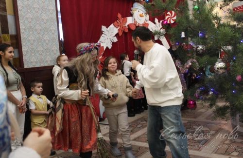 Аксубайда СВО геройлары балалары өчен яңа ел әкияте: Татарстан Республикасы Рәисе, район башлыгы һәм Фирдүс Тямаев бүләкләре