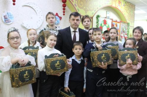 Аксубайда СВО геройлары балалары өчен яңа ел әкияте: Татарстан Республикасы Рәисе, район башлыгы һәм Фирдүс Тямаев бүләкләре