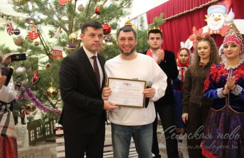 Аксубайда СВО геройлары балалары өчен яңа ел әкияте: Татарстан Республикасы Рәисе, район башлыгы һәм Фирдүс Тямаев бүләкләре