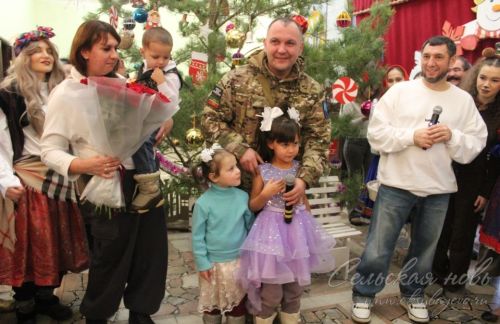 Аксубайда СВО геройлары балалары өчен яңа ел әкияте: Татарстан Республикасы Рәисе, район башлыгы һәм Фирдүс Тямаев бүләкләре