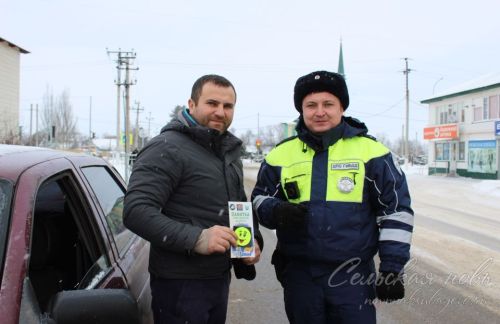 Аксубаевские госавтоинспекторы поздравили водителей и пешеходов с наступающим Новым годом