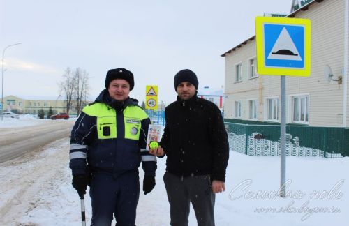 Аксубаевские госавтоинспекторы поздравили водителей и пешеходов с наступающим Новым годом