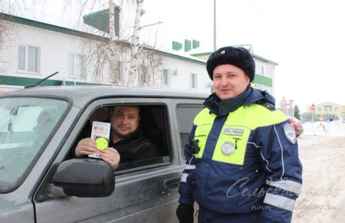 Аксубаевские госавтоинспекторы поздравили водителей и пешеходов с наступающим Новым годом