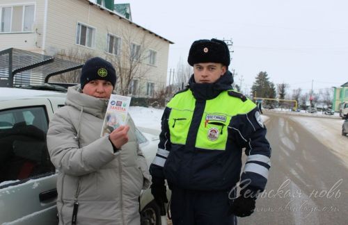 Аксубай дәүләт автоинспекторлары машина йөртүчеләрне һәм җәяүлеләрне якынлашып килүче Яңа ел белән котладылар