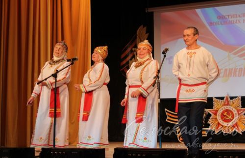 Аксубаевские вокалисты пели песни о солдатах Отчизны