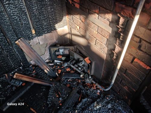 В Аксубаевском районе пожар повредил баню и дом: хозяйка получила ожоги