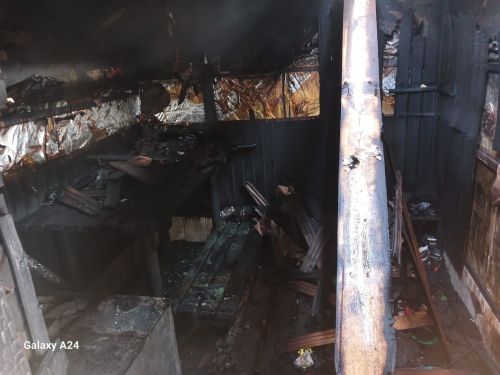 В Аксубаевском районе пожар повредил баню и дом: хозяйка получила ожоги
