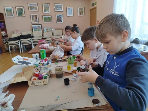Аксубаевские школьники подарили папам изделия из глины
