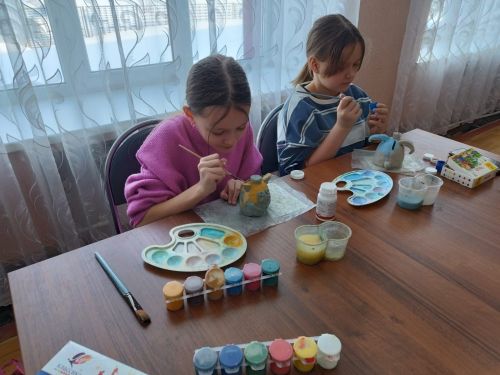 Аксубай укучылары әтиләренә балчыктан эшләнмәләр бүләк иттеләр