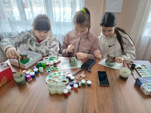 Аксубай укучылары әтиләренә балчыктан эшләнмәләр бүләк иттеләр
